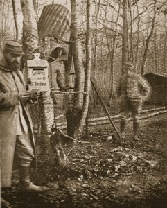 Aan het Franse Lorraine Front: Een Poilus Kamp Brievenbus en buizerd mascottes, illustratie uit The Illustrated War News